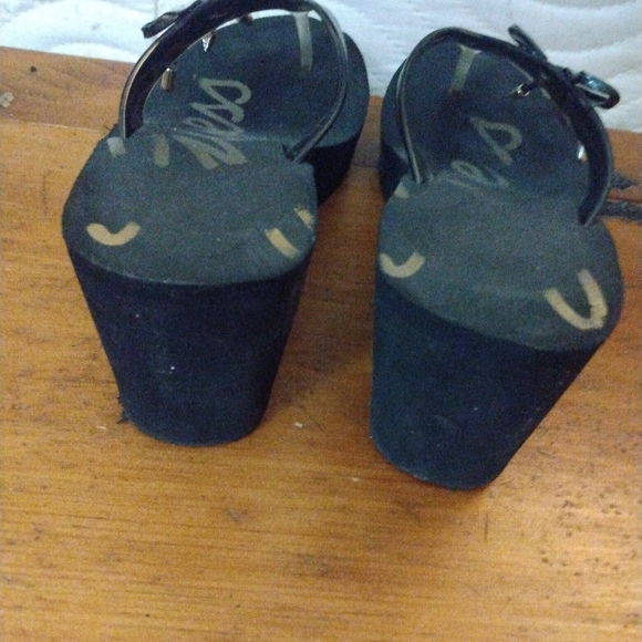 Guess Black with gold and rhinestones platform flip flops - Picture 6 of 10